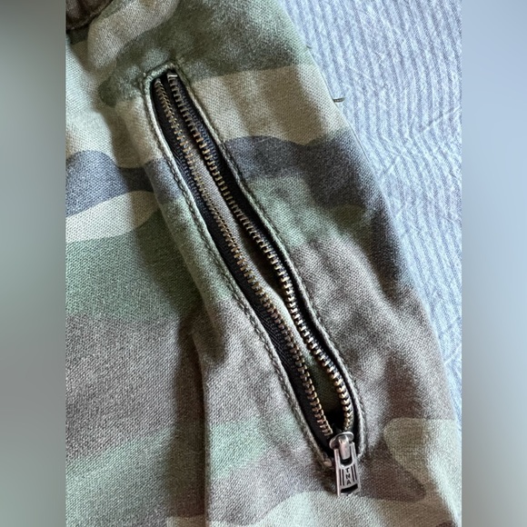 Aritzia TNA joggers - Picture 1 of 5